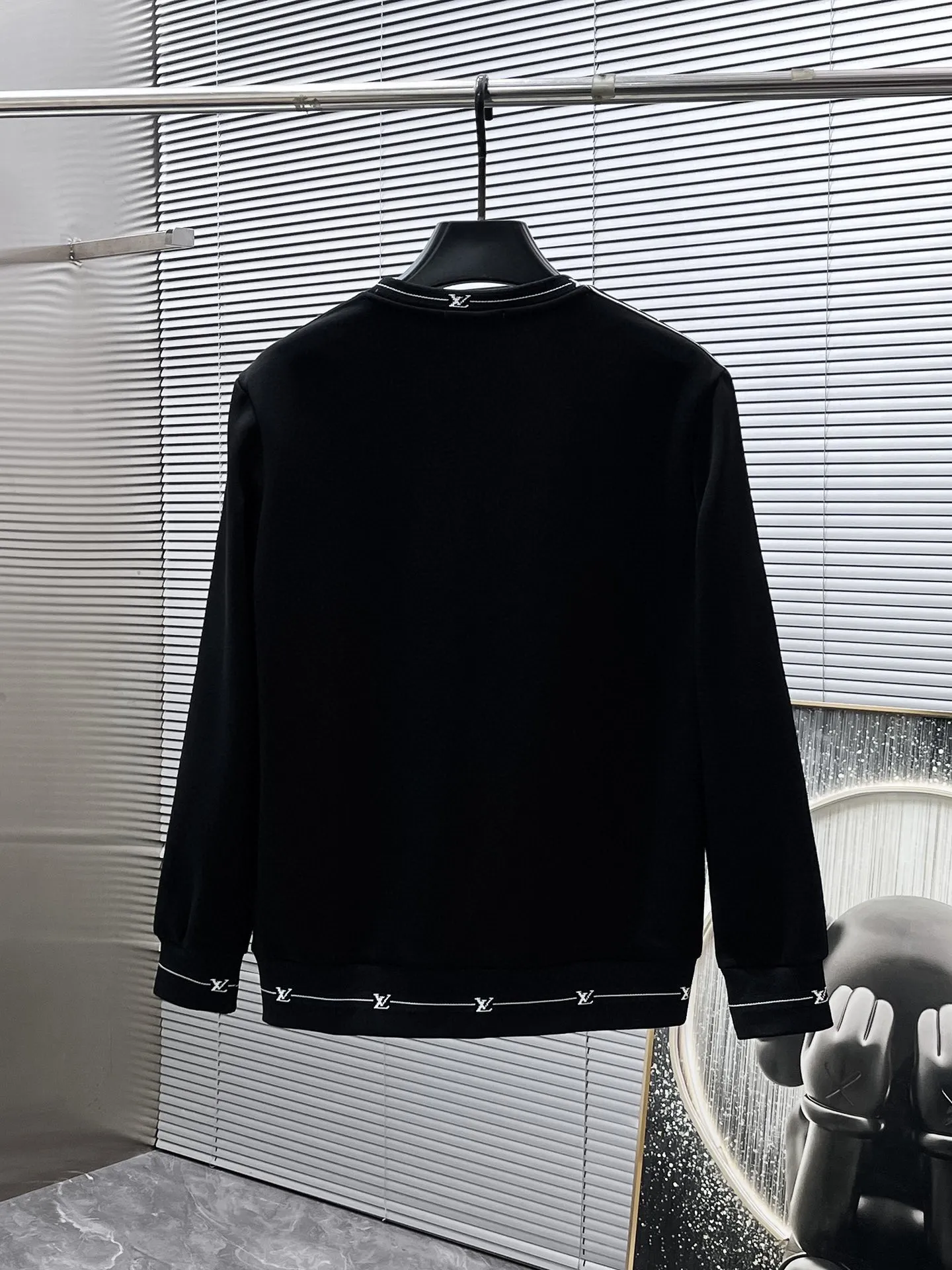 🅿️540 [LV Louis Vuitton] hot-selling suit is coming. Focus on the original version of the official website. 2025 new hot-selling round neck sweatshirt suit. The original order is the best 🇭🇰. It is the meticulous work of top designers for a fitting and perfect upper body effect. All-natural high-quality Tencel Roman cotton 100%, close-fitting comfort, noble and elegant! Original hardware embodies elegance and nobility! Counter size: M-3XL (maximum wear up to 190 pounds)